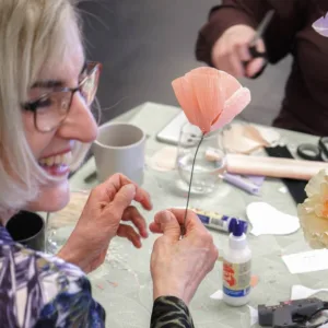 Crepepapir blomster workshop hos Tinnetgaard