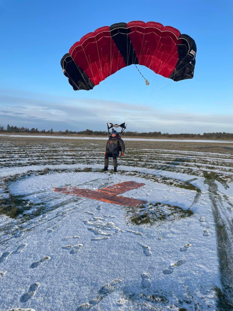 spring faldskærm, faldskærmsudspring, Hvor kan man springe i faldskærm i Danmark, Er det sikkert at springe i faldskærm, Hvad koster et tandemspring, faldskærmsudspring tandemspring faldskærmsudspring sjælland faldskærmsudspring pris faldskærmsudspring på sjælland pris faldskærmsudspring pris på faldskærmsudspring spring i faldskærm faldskærmsudspring jylland faldskærmsudspring københavn tandem faldskærmsudspring spring faldskærm faldskærmsudspring tandem pris tandemspring pris faldskærmsudspring solo solo faldskærmsudspring faldskærmsudspring tandem pris tandemspring prøv faldskærmsudspring tandem faldskærmsudspring jylland hvor kan man springe i faldskærm